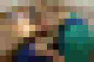 Eine Handwerkerin restauriert sorgfältig ein Saiteninstrument in einer Werkstatt.