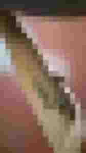 Kaputte Stelle in einem Instrument mit einer grün angemalten Figur und einem Werkzeug.