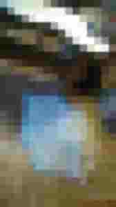 Holzspäne liegen auf dem Boden neben einer Instrumentenbauer-Arbeitsfläche.