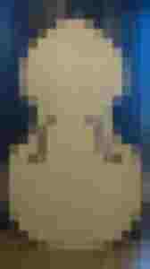 Rohling einer Violine aus Holz mit charakteristischen F-Löchern, bereit zur Restauration.