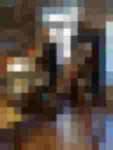 Frau restauriert ein Saiteninstrument in einer Werkstatt, um Klang und Schwingung zurückzubringen.