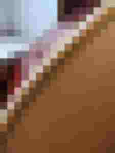 Detailaufnahme eines Holz-Korpus mit feiner Maserung und Balkenlinie.