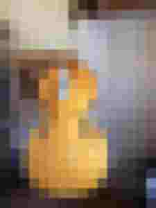 Ein restauriertes Holzbau-Instrument hängt in einem Werkraum, umgeben von Werkzeugen.