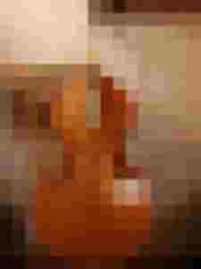 Ein ausgearbeitetes Streichinstrument in einer Werkstatt, bereit für Restauration und Klangerneuerung.