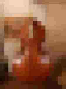 Klassisches Streichinstrument in warmen Holzfarben, bereit zur Instrumentenpflege und -restaurierung.