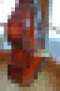 Detailaufnahme eines Streichinstruments mit Holzoberfläche und Saiten.