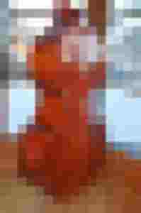 Schöne Holzoberfläche eines Streichinstruments in sonnigem Raum mit Ausblick.