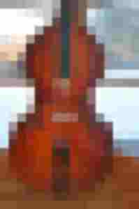 Ein Streichinstrument in Holz mit sichtbaren Schwingungsfühlern und harmonischem Design.