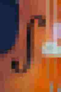 Detailaufnahme eines Schalllochs eines Streichinstruments mit Holzmaserung.