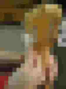 Hände stimmen ein Saiteninstrument, Fokus auf Kopfstück und Mechaniken aus Holz.