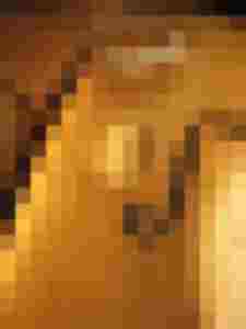 Detailansicht eines Holz-Instruments mit Schallloch und Schwingungsfurchen.