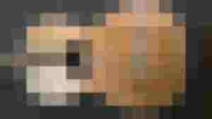 Geplatzte Holzoberfläche einer Saiteninstrumenten-Body mit sichtbarem Klangloch.